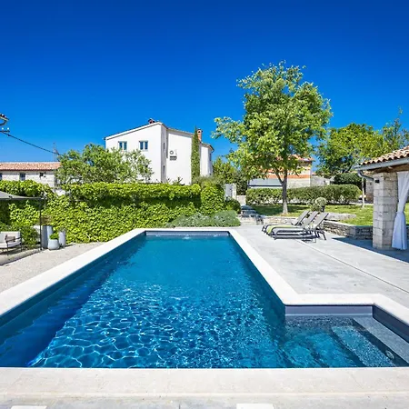 No14 Near Rovinj For 7 Persons With 34 M2 Private Pool & Jacuzzi Villa *