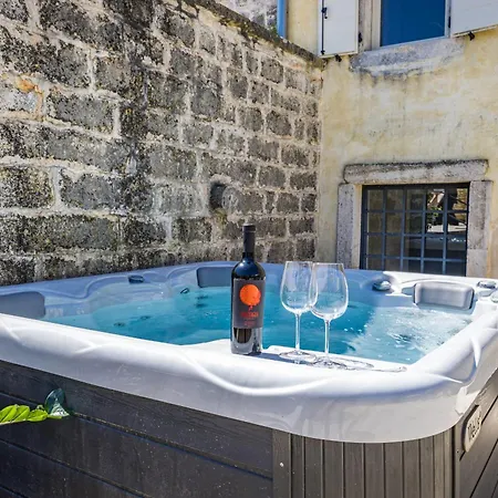 Villa No14 Near Rovinj For 7 Persons With 34 M2 Private Pool & Jacuzzi Kurili