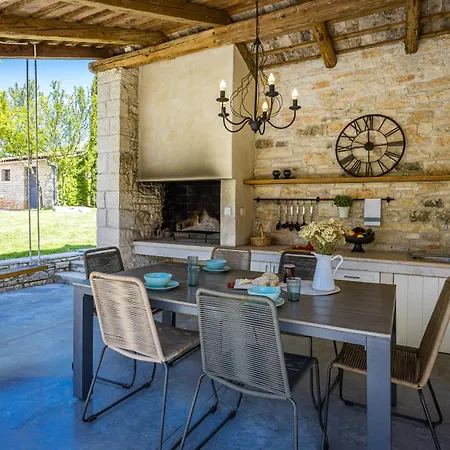 Villa No14 Near Rovinj For 7 Persons With 34 M2 Private Pool & Jacuzzi