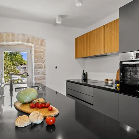 No14 Near Rovinj For 7 Persons With 34 M2 Private Pool & Jacuzzi Villa *