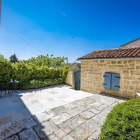 Villa No14 Near Rovinj For 7 Persons With 34 M2 Private Pool & Jacuzzi Kurili