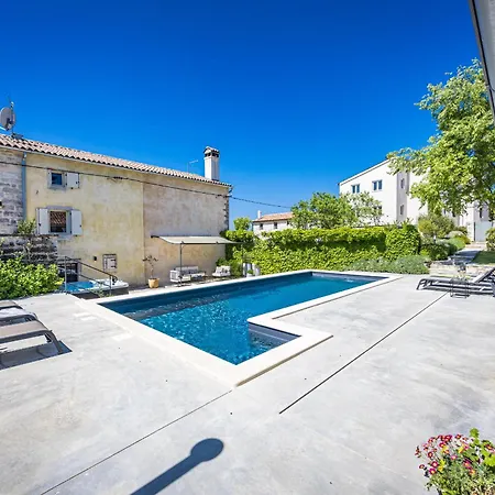 No14 Near Rovinj For 7 Persons With 34 M2 Private Pool & Jacuzzi Villa *