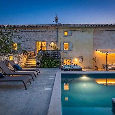 Villa No14 Near Rovinj For 7 Persons With 34 M2 Private Pool & Jacuzzi Kurili