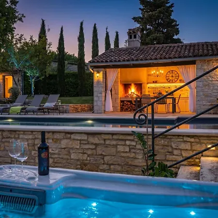 Villa No14 Near Rovinj For 7 Persons With 34 M2 Private Pool & Jacuzzi *