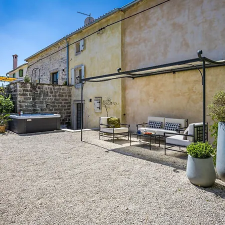 Villa No14 Near Rovinj For 7 Persons With 34 M2 Private Pool & Jacuzzi
