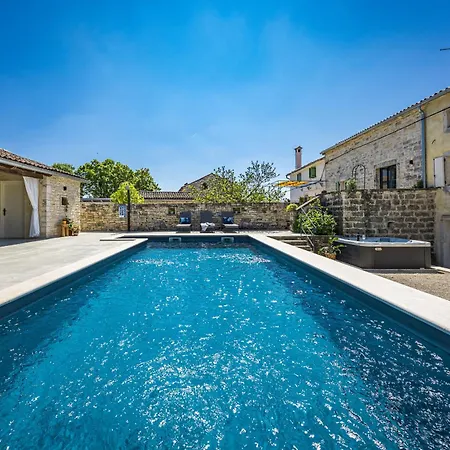 No14 Near Rovinj For 7 Persons With 34 M2 Private Pool & Jacuzzi Villa *
