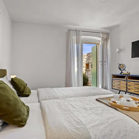 Villa No14 Near Rovinj For 7 Persons With 34 M2 Private Pool & Jacuzzi