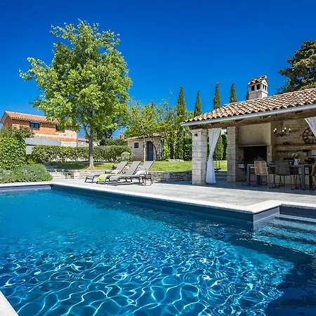 No14 Near Rovinj For 7 Persons With 34 M2 Private Pool & Jacuzzi