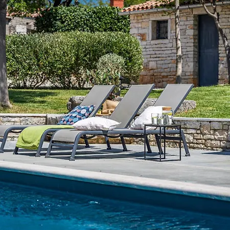 No14 Near Rovinj For 7 Persons With 34 M2 Private Pool & Jacuzzi Villa